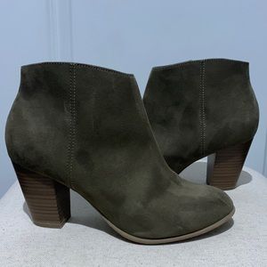 Old Navy olive green suede ankle boots with heel & side zipper. Size 8 like new